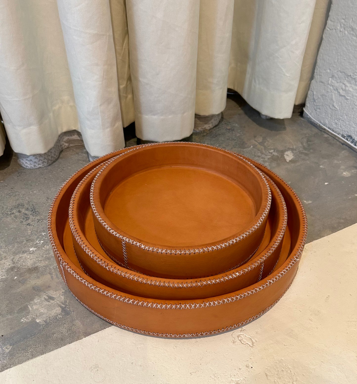 Porteño Round Cedar & Leather Nesting Tray Set