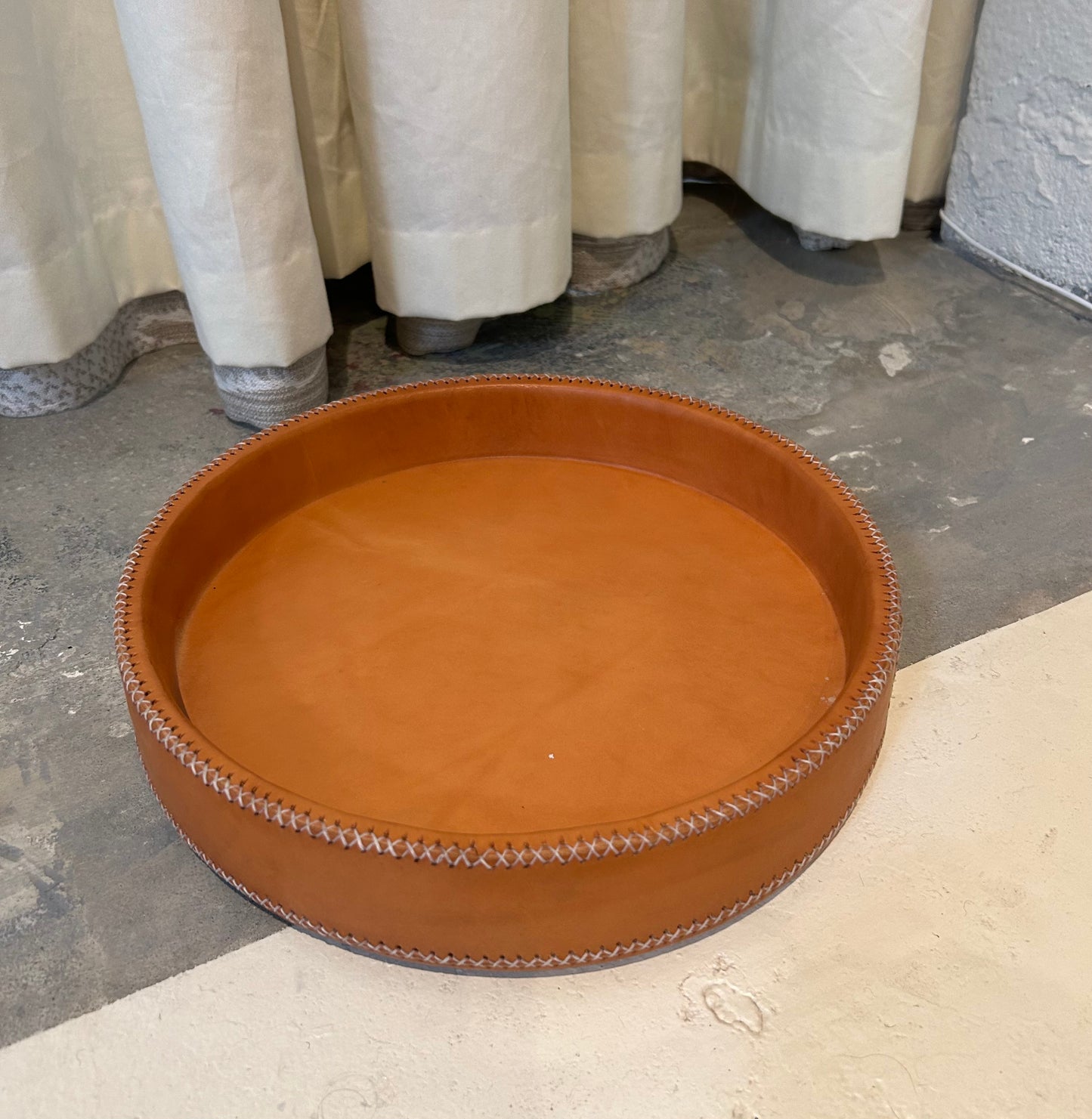 Cerro 10.5" Round Cedar & Leather Tray (Med)