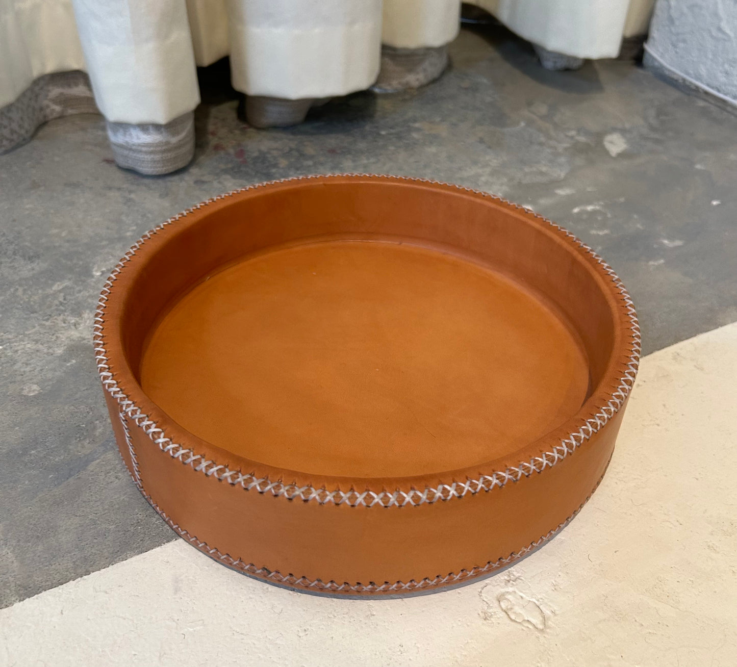 Piki 8.5" Round Cedar & Leather Tray (Small)