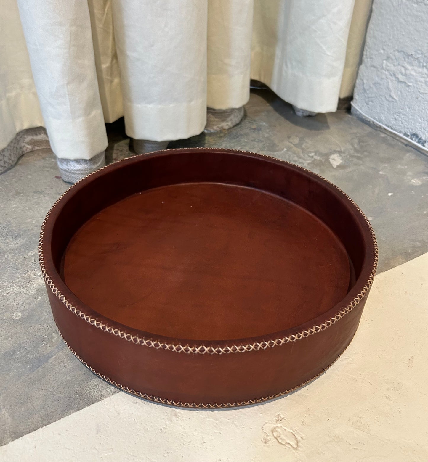 Cerro 10.5" Round Cedar & Leather Tray (Med)