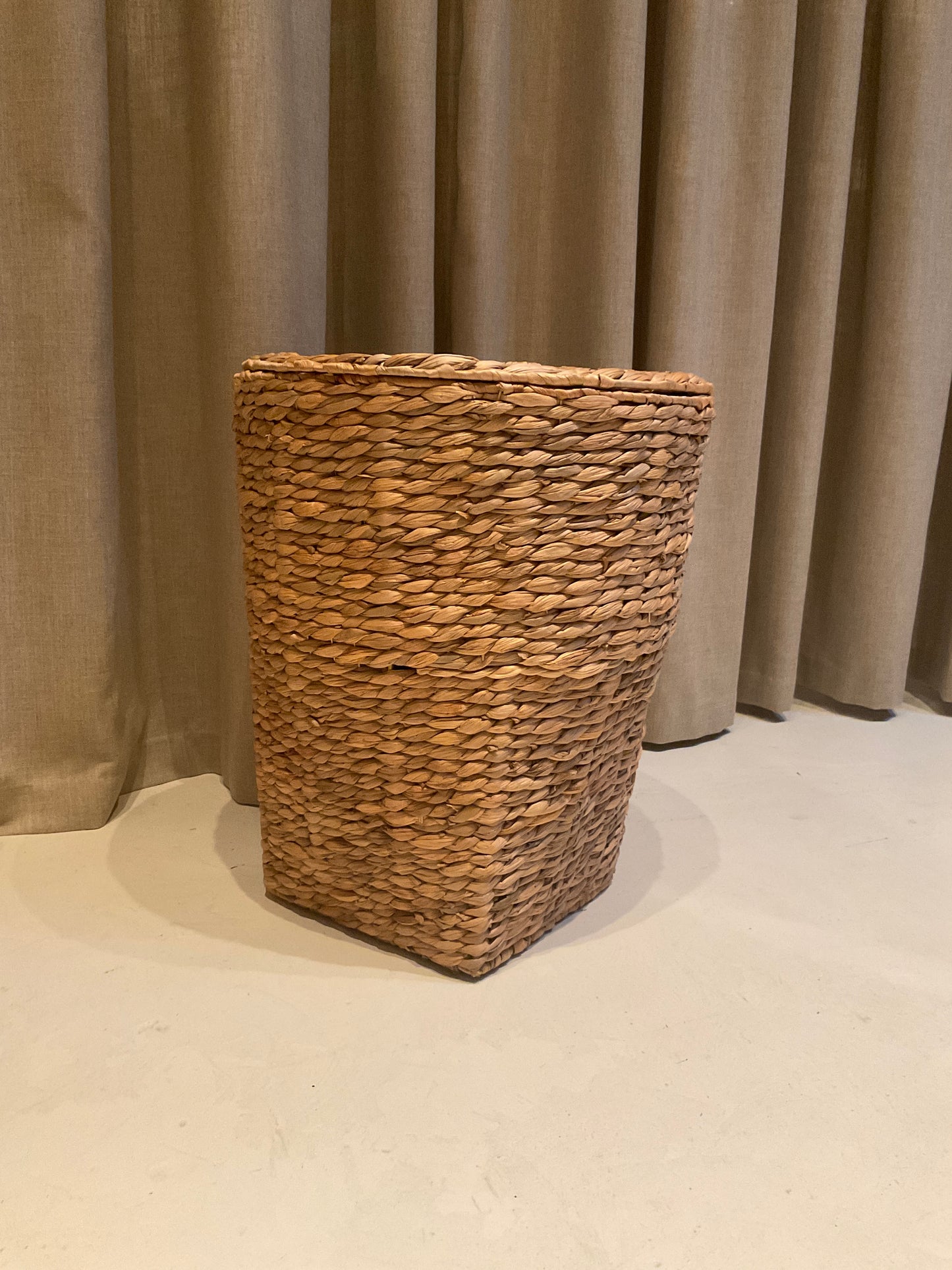 Hand Woven Water Hyacinth Basket w/Lid, Medium