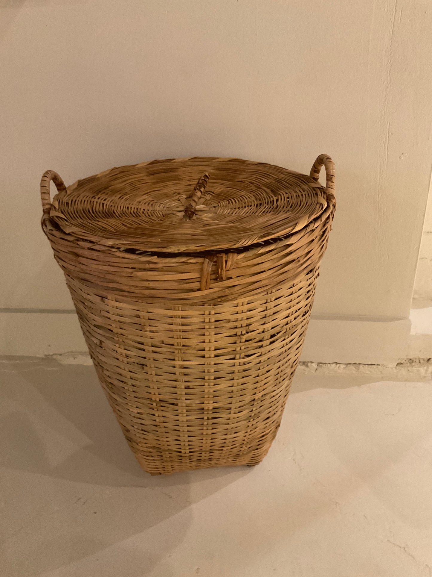 Traditional Basket w Lid, Large
